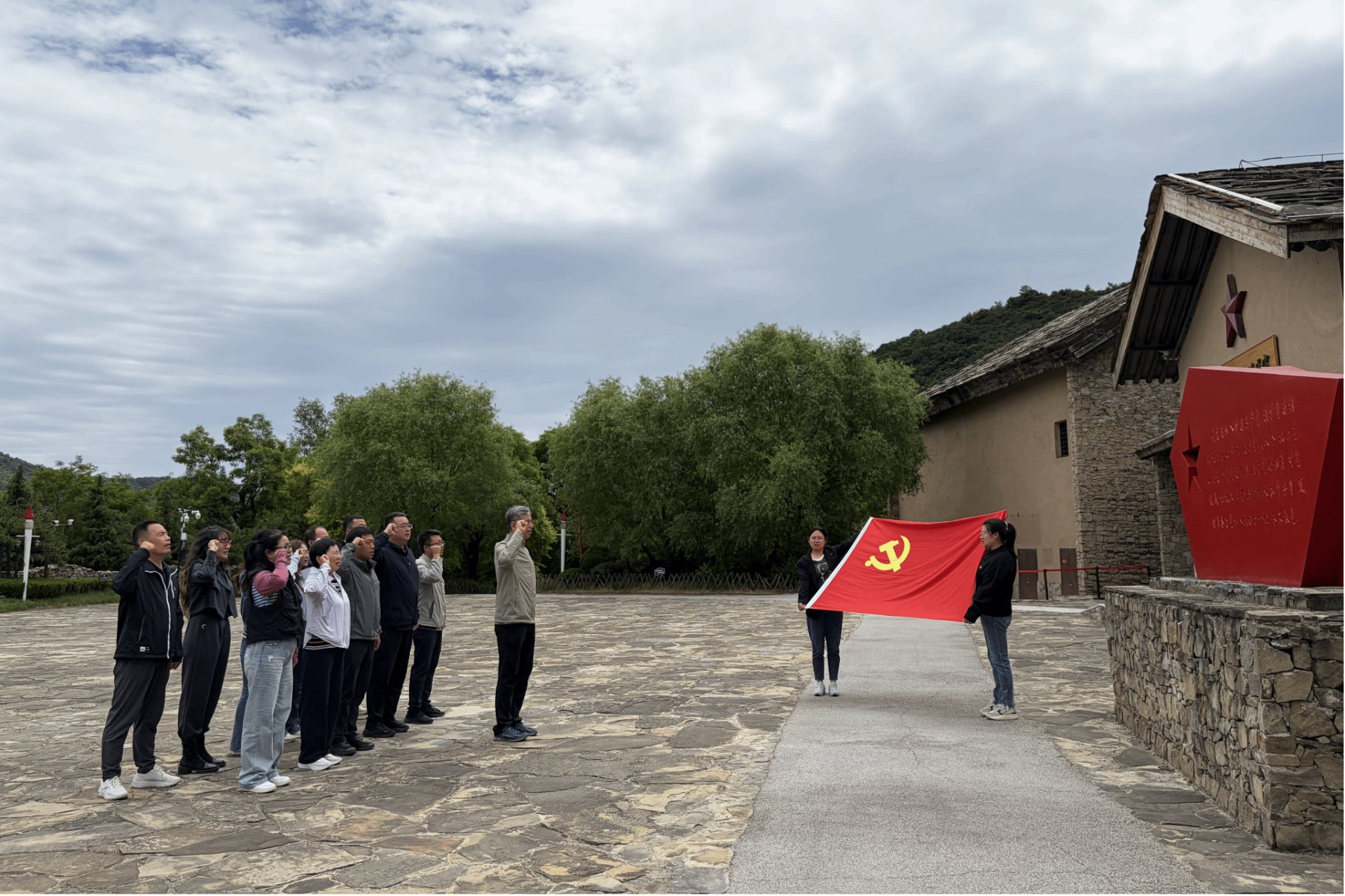 党员们认真观看历史图片